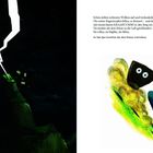 Text beschreibt ein Gewitter. Links schwarze Wolken, Blitz trifft Berg. Rechts hüpfende, rollende Steine auf buntem Hintergrund.