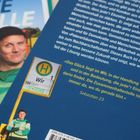 Texte: „Das Glück liegt im Wir, in der Handlung... Die Zusammenhaltestelle ist immer da, wo du gerade bist.“ Sebastian 23

Beschreibung: Ein Mann posiert vor einem Schild mit der Aufschrift „Wir“.
