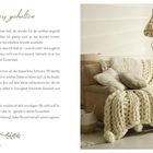 „Im Schmerz gehalten“. Text über Gebet und innere Stärke. Rechts ein gemütliches Wohnzimmer mit Sofa, Decke und Kissen.