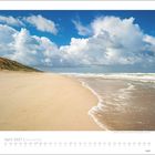 April 2027, Die Insel Sylt. Weitläufiger Sandstrand, Dünen links, Wellen rechts, bedeckter Himmel mit Wolken.