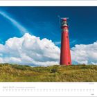 April 2027, Faszination Leuchttürme. Ein roter Leuchtturm steht auf einem grasbewachsenen Hügel mit blauem Himmel und Wolken.