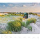 April 2027, Inseln & Meer. Kalenderszene mit Sanddünen, Strandhafer und Strandkörben unter klarem Himmel.