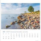 04 | 2027 Ostseeküste. Wind und Wellen - Sand und Meer. Ein steiniger Strand mit klarem Wasser und Bäumen im Hintergrund.