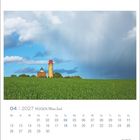 04 | 2027 RÜGEN Meine Insel. Kalenderseite April mit grüner Wiese, Leuchtturm und Wolkenhimmel, alles in lebendigen Farben.