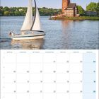 Kalender für Mai 2027. Segelboot vor einem Backsteingebäude. Sonniger Tag, blaues Wasser. Hamburg, Meine Perle.