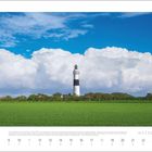 APRIL | 2027. Meerlandschaft Sylt. Großer Leuchtturm vor Wolken und einem grünen Feld. Kalender mit Monatsübersicht.