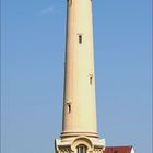 April 2027 Kalender mit Leuchtturm Knokke-Heist, Belgien, erbaut 1907. Lagekarte zeigt England, Belgien, Frankreich.