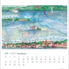 04 | 2027 Nordlichter. Bunte Illustration einer Landschaft mit Meer, Segelboot, Möwe und Gebäuden, darunter ein Kalender.