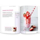 Titel: "Erdbeer-Milchshake". Rezept: Erdbeeren, Milch, Vanilleextrakt. Zubereitung: Mixen, servieren. Bild: Rosafarbener Shake mit Sahne, halbierte Erdbeeren.