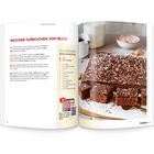 "Weicher Lebkuchen vom Blech" als Überschrift. Rezeptanleitung links, mit Zutatenliste. Rechts ein Lebkuchen mit bunten Streuseln.