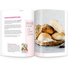 "Sonntagsbrötchen", Rezepte und Tipps. Brötchenkorb mit verschiedenen hellen Brötchen, einige mit Samen bestreut.