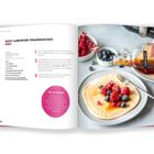 Links: Rezept "Easy Airfryer-Pfannkuchen", Zutaten und Zubereitung. Rechts: Teller mit Pfannkuchen, Beeren, Sirup.