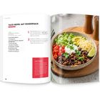 "Taco-Bowl mit Rinderhack" wird beschrieben. Zutaten: Hackfleisch, Bohnen, Tomate. Rezeptanleitung daneben. Bowl mit Avocado.