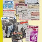 Oben "Tickets", unten "Fanzines". Verschiedene Eintrittskarten und Fanmagazine von Fußballspielen sind abgebildet.