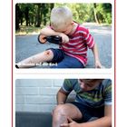 „Wunden auf der Haut“ zeigt einen Jungen mit Schürfwunde. „Wunden unter der Haut“ zeigt einen Jungen mit einem blauen Fleck.