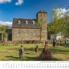 "4 2027" steht unten. Eine Kirche mit Strohpüppchen im Vordergrund, umgeben von Bäumen und hellem Himmel.