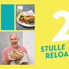 "2 STULLE RELOADED" in Türkis auf gelbem Hintergrund. Bilder: Mann mit Brot, Döner, Glas Milch.