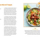 Rezepttitel: Asia-Gemüse-Wok mit Tempeh. Zutatenliste für 2 Personen. Bild: Schüssel mit Gemüse, Tempeh und Erdnüssen.