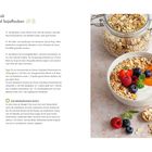 Basis-Proteinmüsli-Rezept mit Mandeln und Sojaflocken. Daneben ein Glas und eine Schale mit Müsli, Beeren und Aprikosen.