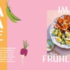 SALATE IM FRÜHLING. Text über Frühjahrsfrische. Links Erbsen und Radieschen, rechts Salatfoto mit Eiern und Karotten.