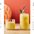 Fruchtiger Joghurt-Mango-Smoothie und Kinder-Piña-Colada Rezept. Zwei gelbe Getränke in Gläsern.