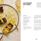 Lauchspieße mit Amba. Rezept für 6 Personen. Zutaten: Lauch, Limette, Agavendicksaft, Zitronensaft. Spieße auf Teller.