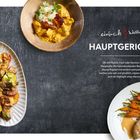 "einfach & köstlich HAUPTGERICHTE. Ob mit Fleisch, Fisch oder Gemüse... Highlight eines Menüs." Drei kunstvoll angerichtete Gerichte.