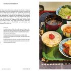 **HÄHNCHEN NANBAN**  
Beschreibung des Gerichts, Zutaten wie Reis, Mirin, Sojasauce, Zubereitung mit Essig, Chili, Tartar, serviert als Set auf einem Tablett.