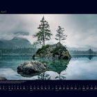 04 April. Ein ruhiger See mit Felsen und Bäumen, umgeben von nebligen Bergen. Kalenderansicht mit Daten und Wochenzahlen.