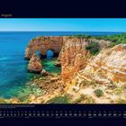 "08 August"; unten Kalender mit Augustdaten; spektakuläre Felsformationen am Meer; blaues Wasser; klare Sommeratmosphäre.