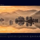 "02 Februar" zeigt eine Landschaft mit Bergen im Sonnenuntergang und Bäumen, die sich im Wasser spiegeln.
