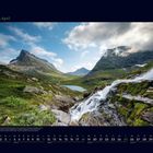 04 April. Kalenderansicht mit beeindruckender norwegischer Landschaft, Bergen, Wasserfall, Fluss und wolkigem Himmel.