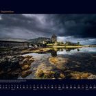 "09 September" oben links; Kalender unten, mittig. Landschaft mit Burg, Brücke, und dramatischem Himmel über einem See.
