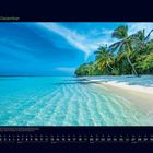 "12 Dezember" steht oben. Unten Kalender mit Dezember-Daten. Tropisches Strandbild mit Palmen und klarem türkisfarbenem Wasser.