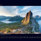 05 Mai. Ein beeindruckender Berg an einer Küste, erleuchtet von der Abendsonne, umgeben von Wasser und weiteren Bergen.