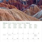 Kalenderseite Februar 2027 mit Wochenübersicht in sechs Sprachen. Oben eine Landschaft mit farbigen, zerklüfteten Hügeln.