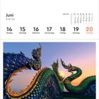 Text: Juni KW 24; 14 Montag bis 20 Sonntag; Samnaksong Khao Phra Khru Tempel, Thailand.  
Erwähnung von zwei farbenfrohen Drachen.