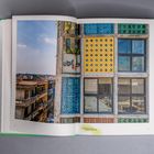 "AWARD RECIPIENT VISION PAKISTAN." Gebäude mit bunten Fassaden, Fensterfronten und städtischem Hintergrund.