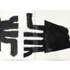 Eine abstrakte Illustration mit schwarzen, gezackten Formen auf weißem Hintergrund.