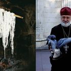 Links hängen lange Nudeln über einem Stock in einer rustikalen Küche. Rechts hält ein älterer Mann in einer dunklen Robe eine Taube.