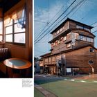 Links ein gemütlicher Raum mit Tisch und Stuhl, rechts ein traditionelles Holzgebäude in Niigata mit Schildern.