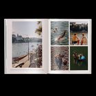 Links: Stadtblick mit Fluss und Brücke. Rechts oben: Person im Wasser. Unten: Zwei Menschen am Strand, zwei beim Baden.