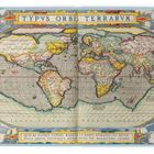 "Typus Orbis Terrarum" oben, darunter eine alte Weltkarte in lateinischer Sprache. Die Karte ist detailreich und farbenfroh.