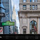 Schilder: „Fifth Ave“ und „West 42nd St“. Ein altes Gebäude mit Fahne und Chrysler Building im Hintergrund.