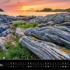 Norwegen, 04. Bunte Felsen und Blumen vor einem orangefarbenen Sonnenuntergang am Meer.