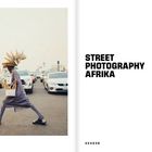 Text: STREET PHOTOGRAPHY AFRIKA, Nadine Barth, Azu Nwagbogu. Person mit Körben auf dem Kopf überquert Straße.