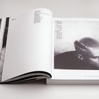 Seite zeigt Namen, darunter Joachim Witt. Daneben ein schwarz-weiß Porträt eines Mannes mit kurzem Haar und dem Wort "ELASTE".