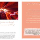 Links unten: "Wer oder was bringt Licht in meinen Alltag?" Rechts oben: "Das Glück einfangen". Kunstvoller Text, orange Hintergrund.