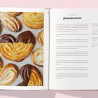 Vegane Schweinsohren: Rezept mit Zutaten und Zubereitung auf der rechten Seite, links Bild von Gebäck, teils mit Schokolade.