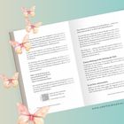 Ein aufgeschlagenes Buch, umgeben von rosa Schmetterlingen. Unten rechts steht "www.adelheidloehrer.de".